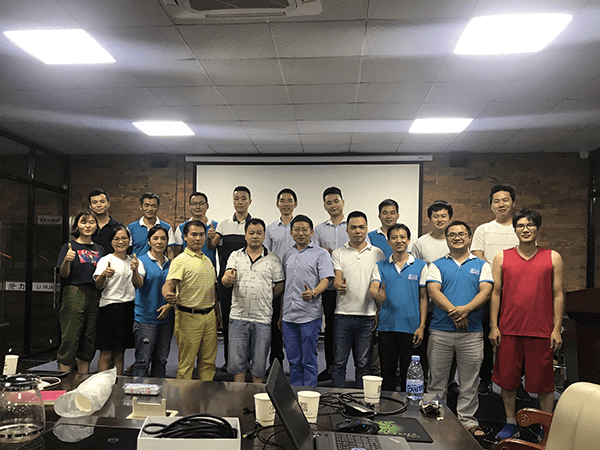 老板與銷售團(tuán)隊留影